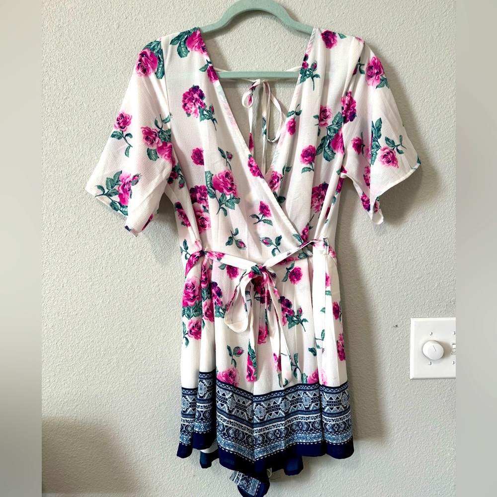 Francesca’s / Trixxi White & Blue Floral Flowy Romper Size Large